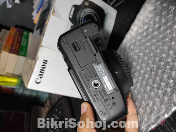 CANON EOS 700D